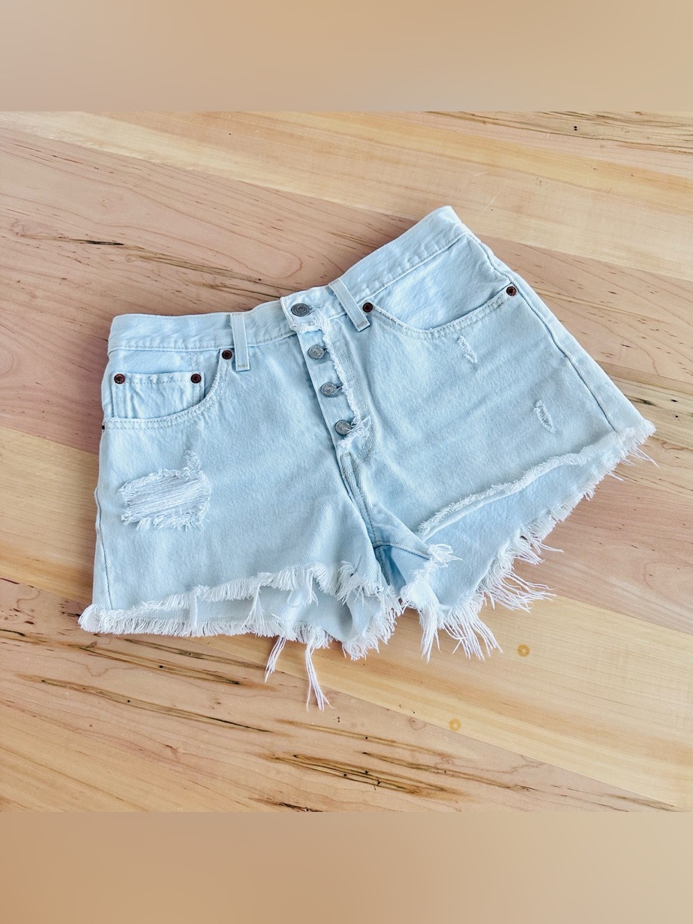 Levi’s light wash denim shorts 26